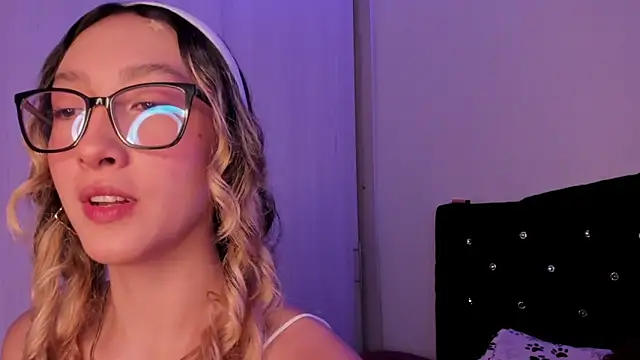 Snapshot of LauMiller chatting on October 23, 12:10 am LauMiller online show from October 23, 12:10 am