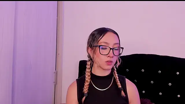 Snapshot of LauMiller chatting on October 29, 10:11 pm LauMiller online show from October 29, 10:11 pm