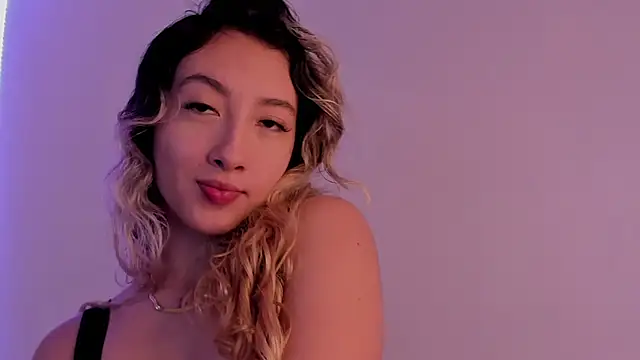 Snapshot of LauMiller chatting on October 31, 7:37 pm LauMiller online show from October 31, 7:37 pm