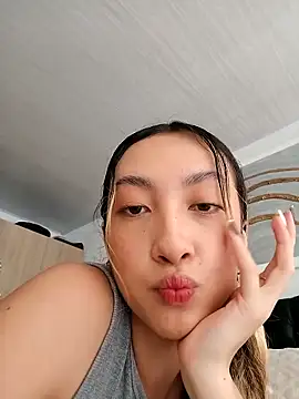 Snapshot of LauMiller chatting on November 8, 5:34 pm LauMiller online show from November 8, 5:34 pm