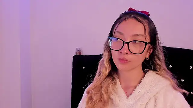 Snapshot of LauMiller chatting on November 12, 1:39 am LauMiller online show from November 12, 1:39 am