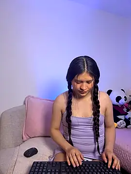 Snapshot of Emilyybennet_ chatting on November 21, 8:02 am Emilyybennet online show from November 21, 8:02 am