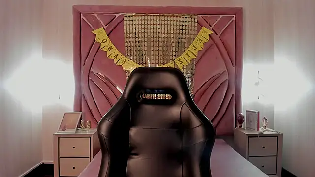 Snapshot of Emilia_Bons chatting on October 31, 2:51 pm Emilia Bons online show from October 31, 2:51 pm