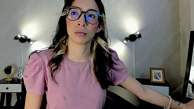 Snapshot of Emilia_Bons chatting on December 2, 1:39 pm Emilia Bons online show from December 2, 1:39 pm