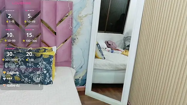 Snapshot of curvybrunnett chatting on October 21, 2:45 am curvybrunnett online show from October 21, 2:45 am