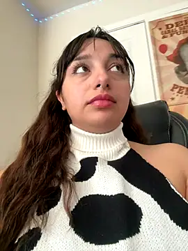 Snapshot of CharmingMaddie chatting on November 1, 4:09 pm CharmingMaddie online show from November 1, 4:09 pm