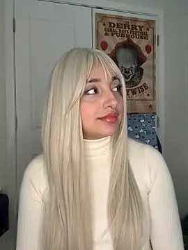 Snapshot of CharmingMaddie chatting on December 2, 6:47 pm CharmingMaddie online show from December 2, 6:47 pm