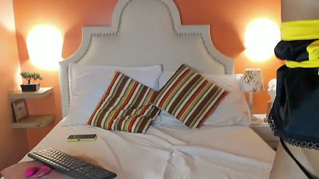 Snapshot of Violett_Salvatore chatting on October 2, 10:50 pm Violett Salvatore online show from October 2, 10:50 pm