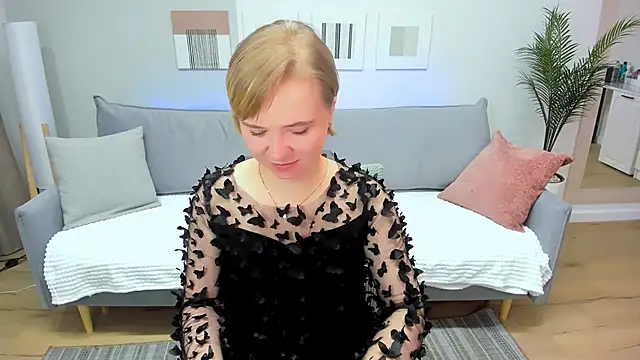 Snapshot of BellaSmitty chatting on April 13, 9:15 am BellaSmitty online show from April 13, 9:15 am