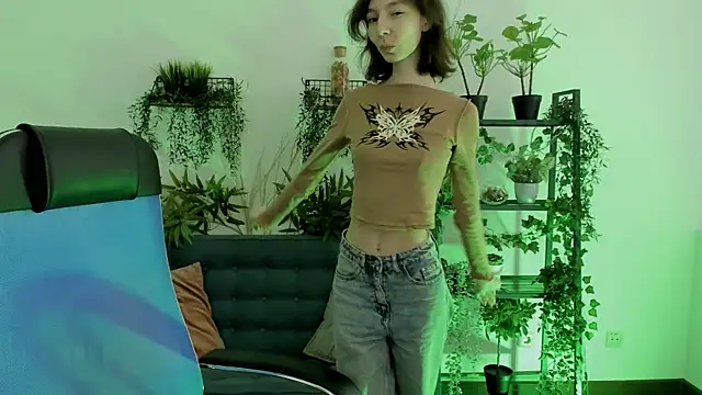 Snapshot of EmmanuellBrown chatting on December 16, 10:09 am EmmanuellBrown online show from December 16, 10:09 am