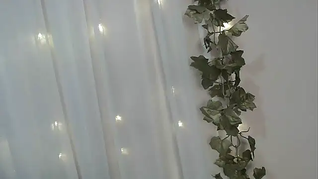 Snapshot of angelainparis28 chatting on November 11, 6:35 am angelainparis28 online show from November 11, 6:35 am