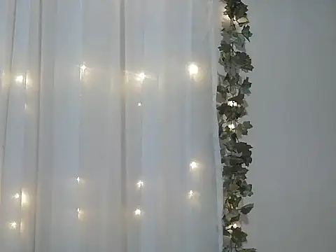 Snapshot of angelainparis28 chatting on November 21, 4:44 am angelainparis28 online show from November 21, 4:44 am