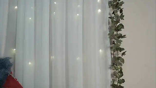 Snapshot of angelainparis28 chatting on December 3, 5:04 am angelainparis28 online show from December 3, 5:04 am