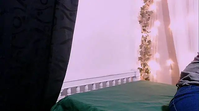 Snapshot of angelainparis28 chatting on December 18, 5:24 am angelainparis28 online show from December 18, 5:24 am