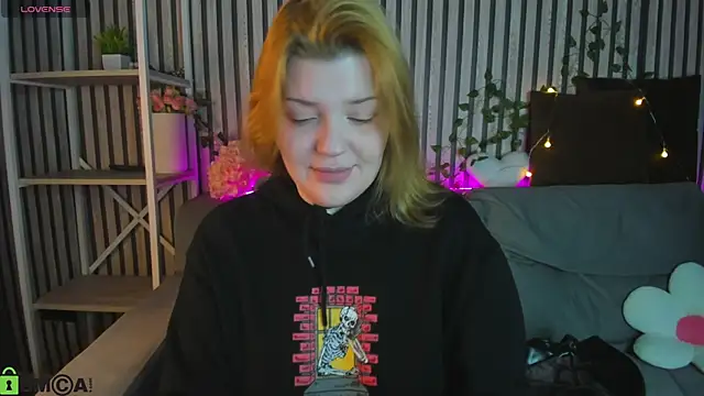 Michele Greenn online show from March 12, 1:01 am