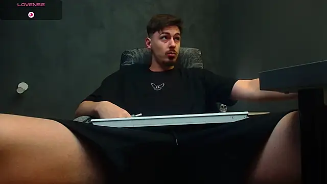 Snapshot of EnzoRace chatting on September 12, 4:34 am EnzoRace online show from September 12, 4:34 am