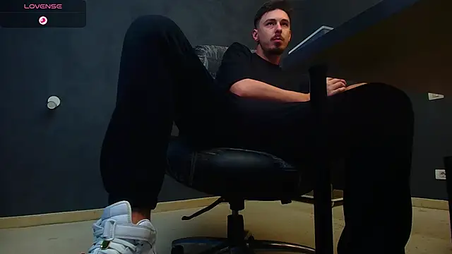 Snapshot of EnzoRace chatting on October 1, 5:02 am EnzoRace online show from October 1, 5:02 am