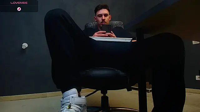 Snapshot of EnzoRace chatting on October 2, 5:03 am EnzoRace online show from October 2, 5:03 am