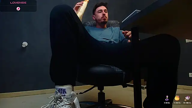 Snapshot of EnzoRace chatting on October 3, 5:04 am EnzoRace online show from October 3, 5:04 am