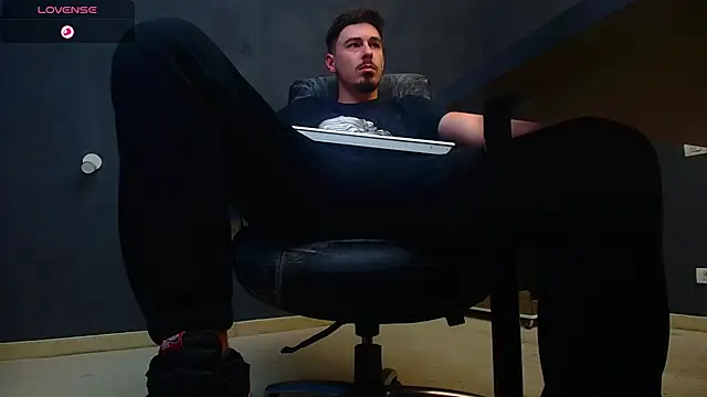 Snapshot of EnzoRace chatting on October 4, 5:05 am EnzoRace online show from October 4, 5:05 am