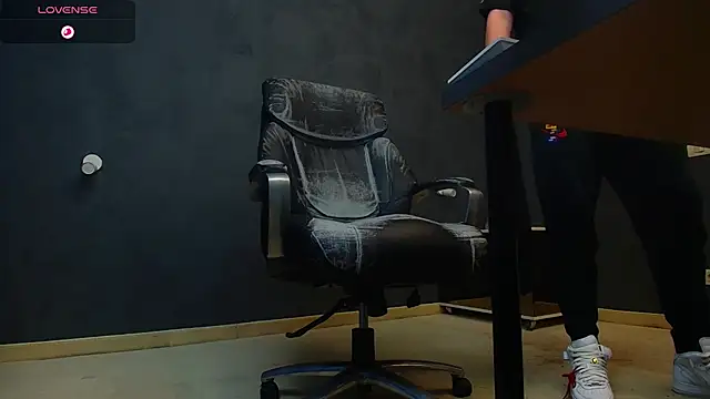 Snapshot of EnzoRace chatting on October 5, 5:06 am EnzoRace online show from October 5, 5:06 am