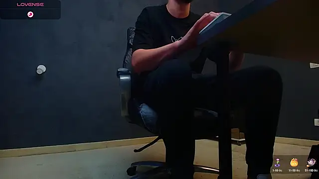 Snapshot of EnzoRace chatting on October 7, 4:42 am EnzoRace online show from October 7, 4:42 am