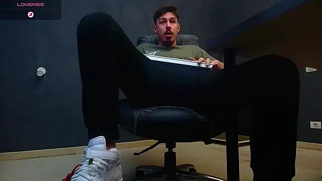 Snapshot of EnzoRace chatting on October 13, 5:29 am EnzoRace online show from October 13, 5:29 am