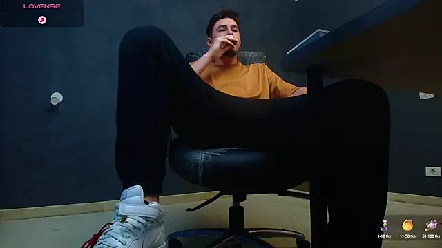 Snapshot of EnzoRace chatting on October 14, 4:46 am EnzoRace online show from October 14, 4:46 am