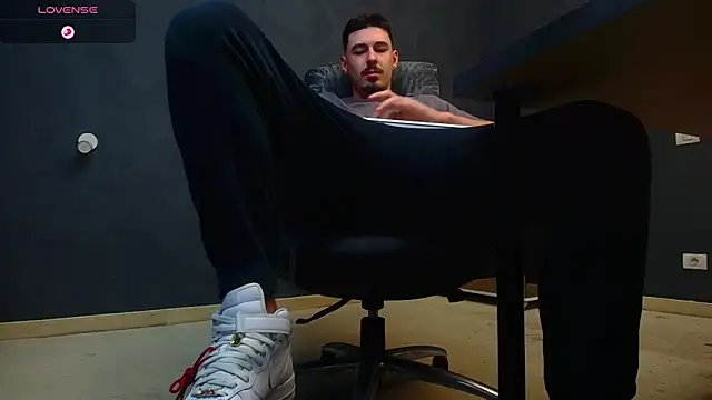 Snapshot of EnzoRace chatting on October 17, 5:21 am EnzoRace online show from October 17, 5:21 am