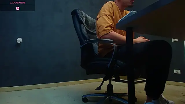 Snapshot of EnzoRace chatting on October 21, 4:35 am EnzoRace online show from October 21, 4:35 am