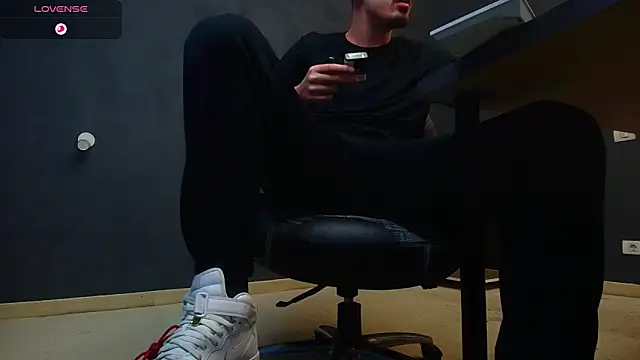 Snapshot of EnzoRace chatting on October 22, 4:46 am EnzoRace online show from October 22, 4:46 am