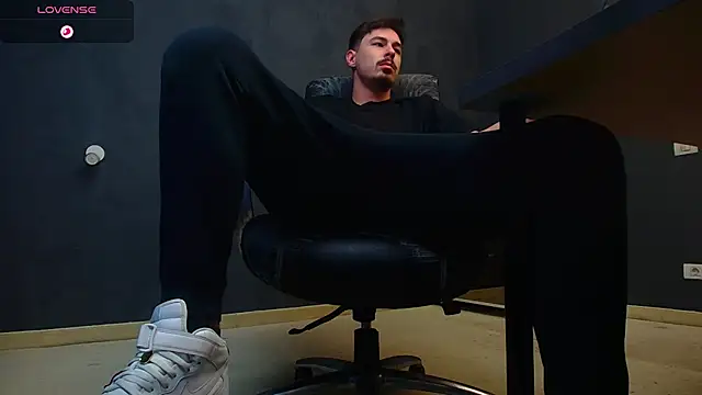 Snapshot of EnzoRace chatting on October 24, 6:21 am EnzoRace online show from October 24, 6:21 am