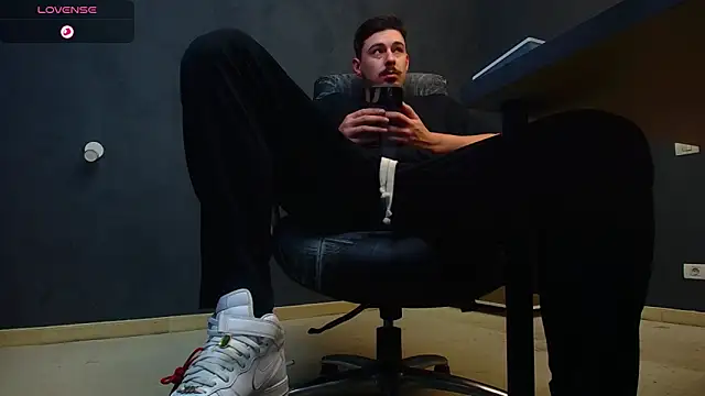 Snapshot of EnzoRace chatting on October 27, 5:55 am EnzoRace online show from October 27, 5:55 am