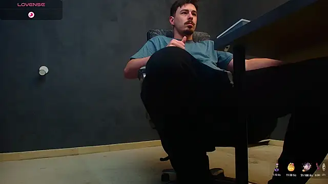 Snapshot of EnzoRace chatting on October 28, 5:44 am EnzoRace online show from October 28, 5:44 am