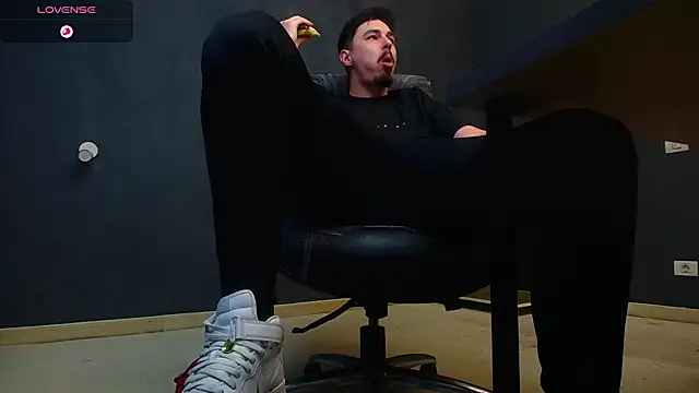 Snapshot of EnzoRace chatting on October 31, 6:47 am EnzoRace online show from October 31, 6:47 am