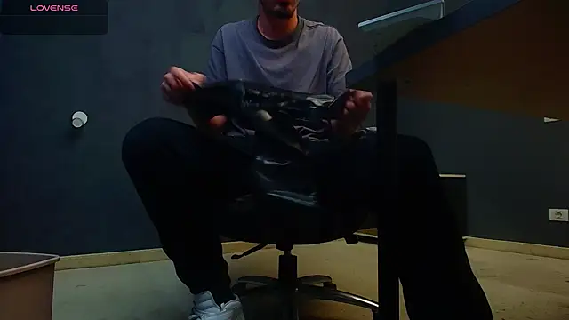 Snapshot of EnzoRace chatting on November 4, 5:50 am EnzoRace online show from November 4, 5:50 am