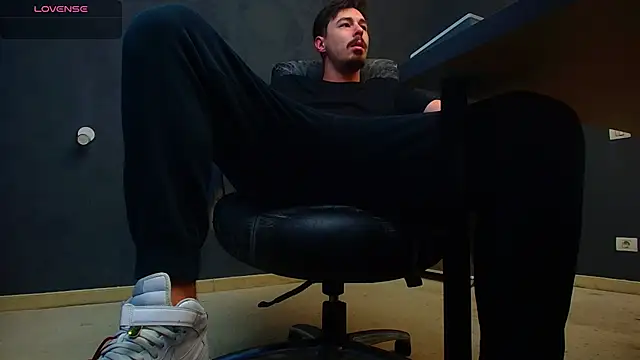 Snapshot of EnzoRace chatting on November 5, 6:02 am EnzoRace online show from November 5, 6:02 am