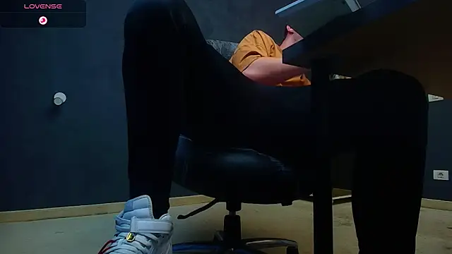 Snapshot of EnzoRace chatting on November 6, 6:03 am EnzoRace online show from November 6, 6:03 am