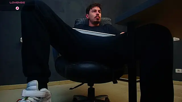 Snapshot of EnzoRace chatting on November 7, 6:02 am EnzoRace online show from November 7, 6:02 am