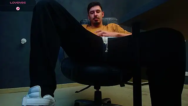 Snapshot of EnzoRace chatting on November 9, 7:17 am EnzoRace online show from November 9, 7:17 am