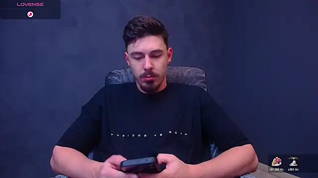 Snapshot of EnzoRace chatting on December 3, 5:48 am EnzoRace online show from December 3, 5:48 am