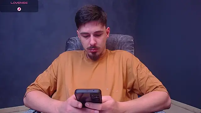 Snapshot of EnzoRace chatting on December 14, 7:58 am EnzoRace online show from December 14, 7:58 am