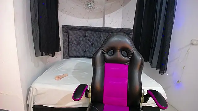 Snapshot of mia__thomson_ chatting on October 24, 12:34 pm mia thomson online show from October 24, 12:34 pm