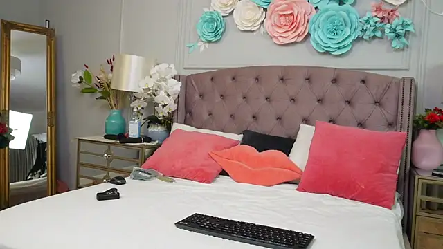 Snapshot of JenniferLovve chatting on November 9, 4:00 am JenniferLovve online show from November 9, 4:00 am