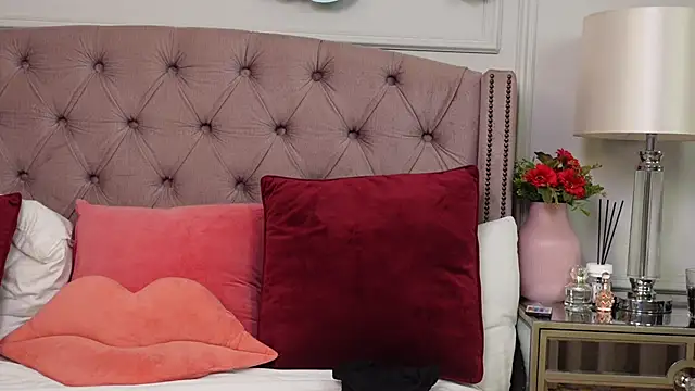 Snapshot of JenniferLovve chatting on December 14, 9:36 am JenniferLovve online show from December 14, 9:36 am