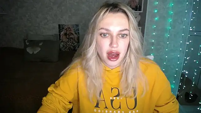 Snapshot of NickyAdamidi chatting on November 18, 4:55 pm NickyAdamidi online show from November 18, 4:55 pm