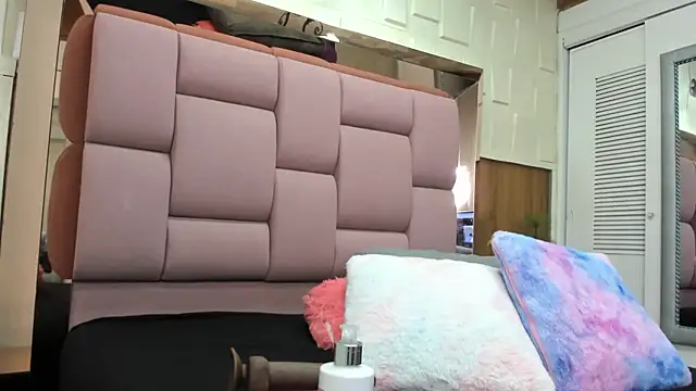 valeriahenao1 online show from November 11, 7:14 pm