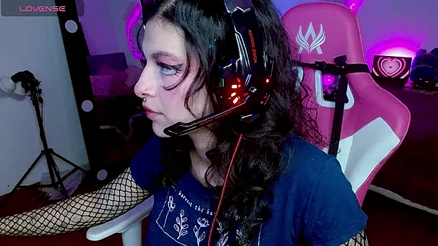 larah uwu online show from October 19, 7:25 pm