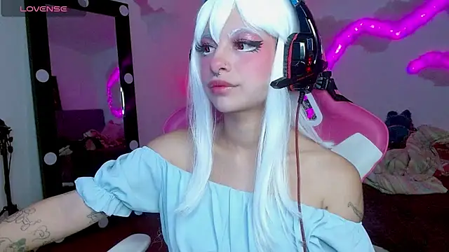 larah uwu online show from October 24, 6:59 pm