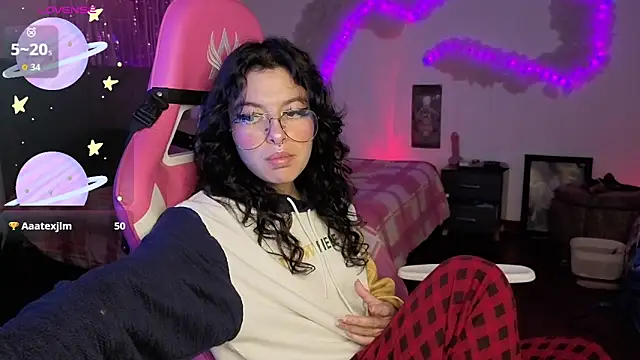 larah uwu online show from April 28, 6:24 pm